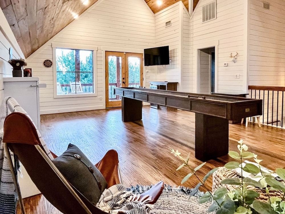 Sugarberry Farm Farmhouse! Firepit, Porch Swing