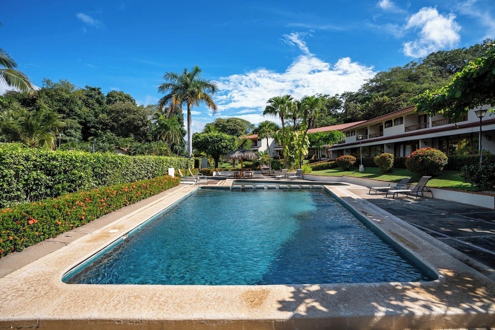 Stylish 2-Bedroom Beach Condo with Ocean-View Deck, Lush Pool Area & 2-Minute Walk to Flamingo Beach