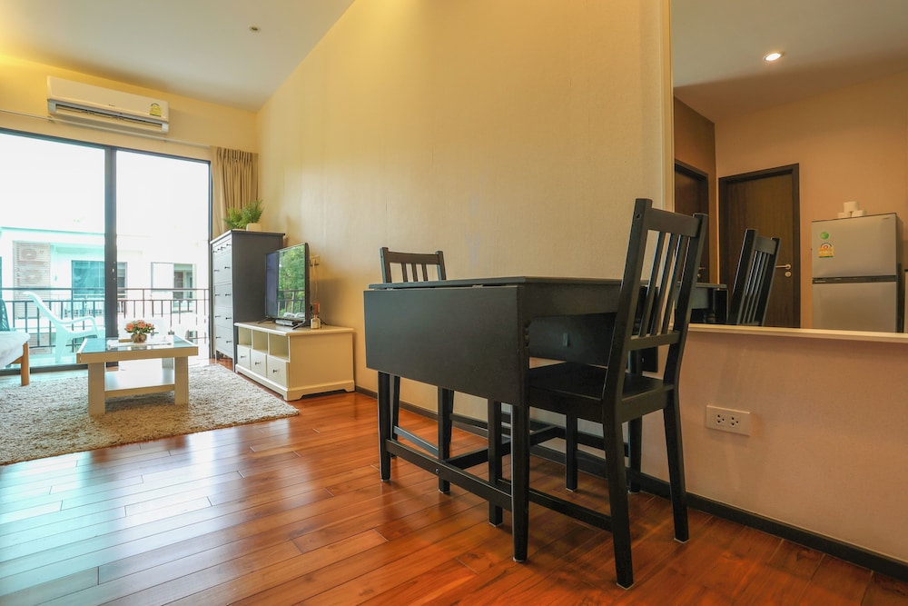 Chic Condo Just 100m from the Shore c130
