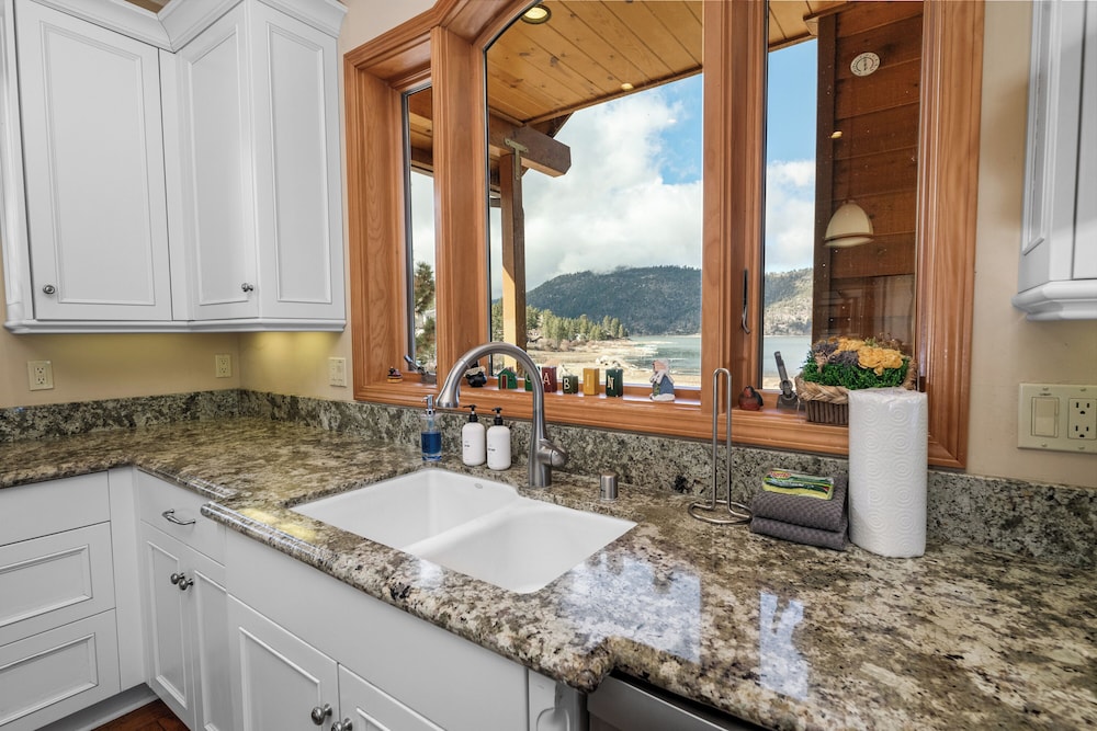 Boulder Cove Lakefront Estate
