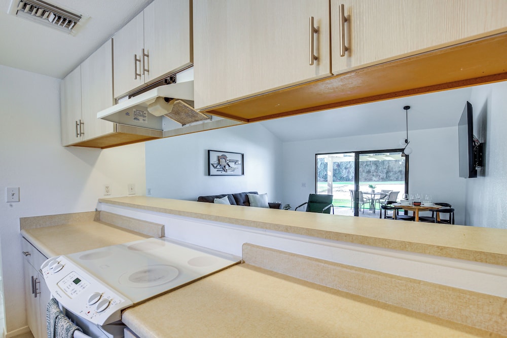 Pet-friendly Palm Desert Retreat: Golf Course View