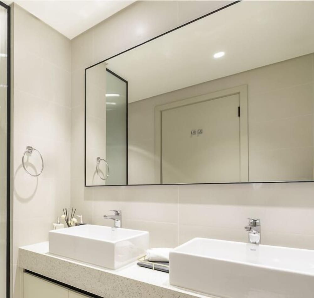 LUX The Marina Vista Beachfront Suite 3