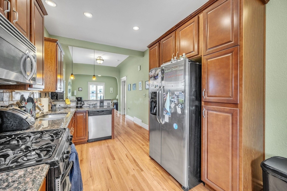Stylish 2-story Home - Perfect Denver Location 2 Bedroom Home