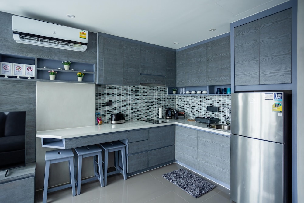 Condo Near Beach Rooftop Pool C252
