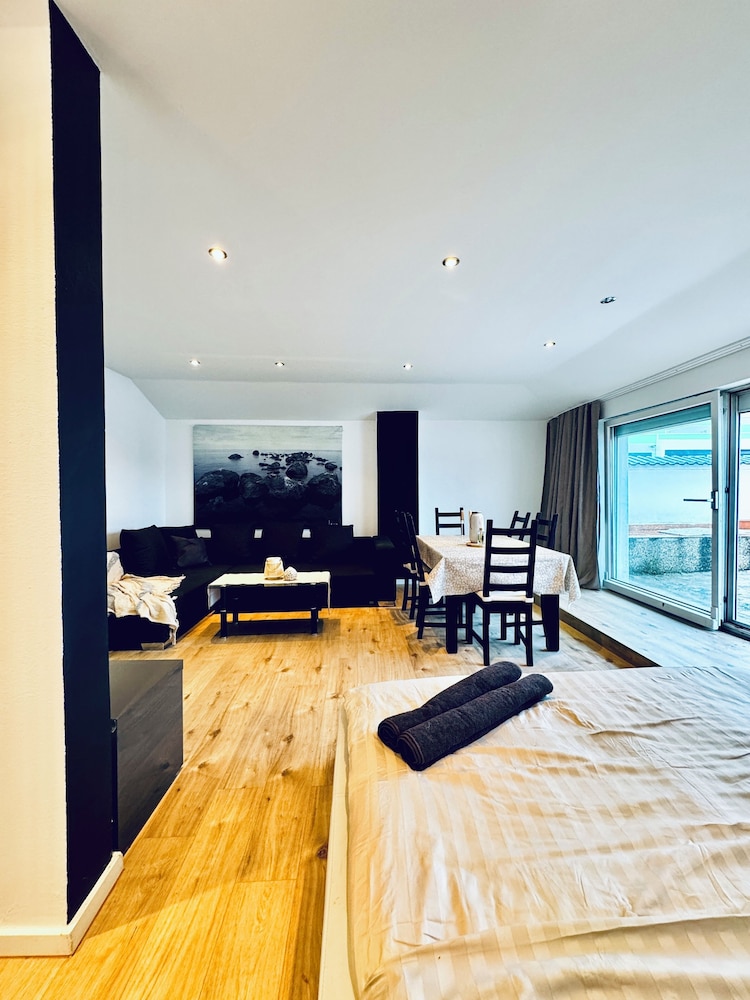 2BR Apt With Balcony Blumengärten