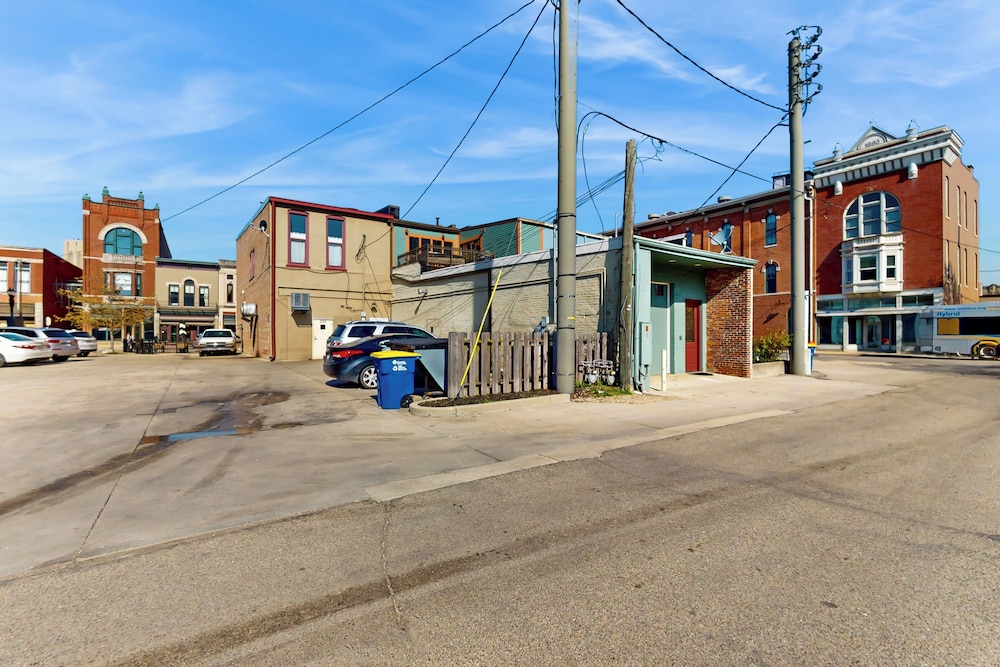 2BR Updated Dtwn Condo: Streaming, Patio, W & D