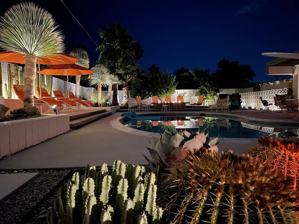 OG MCM w Saltwater Pool Hot Tub Dogs Welcome