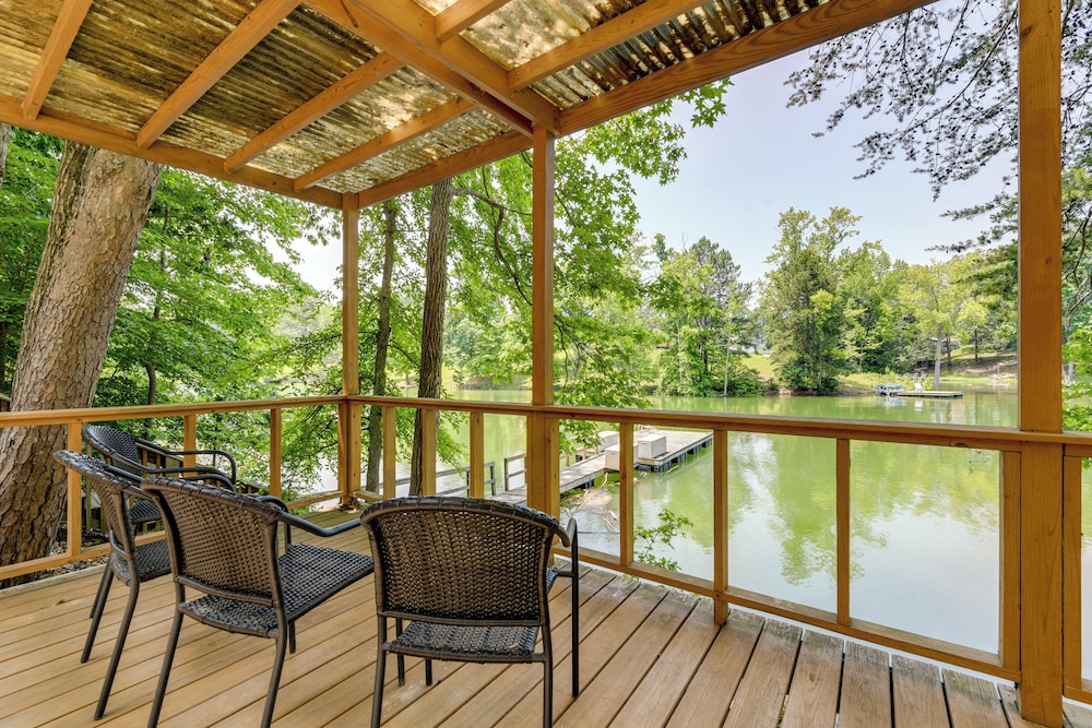 Boat Dock: Family-friendly Douglas Lake Home!
