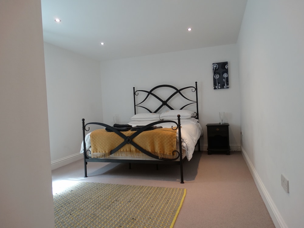Spacious Apartment in Winchester view 2