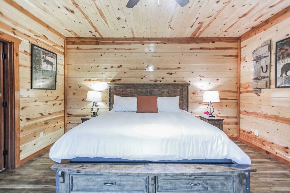 Laurel Point by Avantstay Sleeps 18! Indoor Pool, Hot Tub, Theater, Game Room