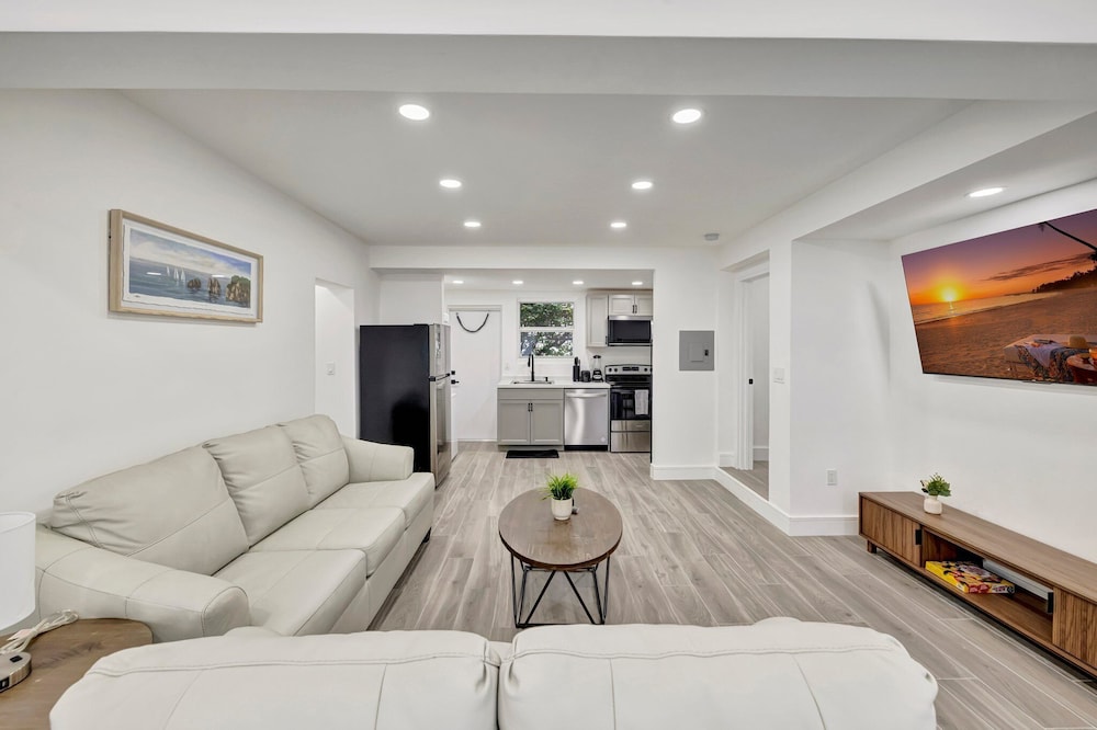 2BR 1BA off Las Olas Steps to Beach