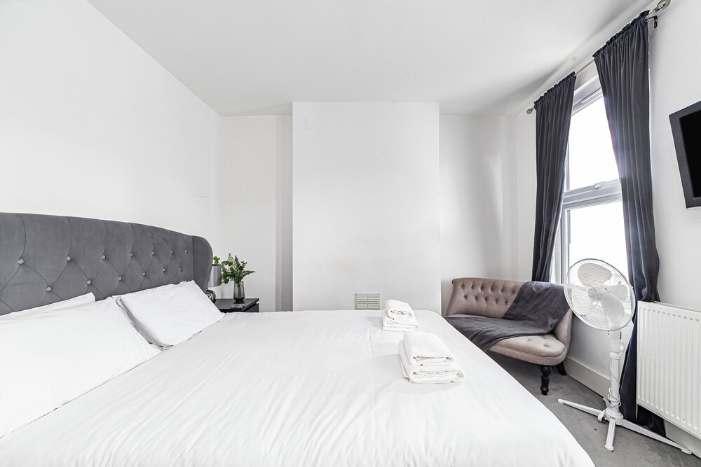 Spacious & Chic 3bed House in London