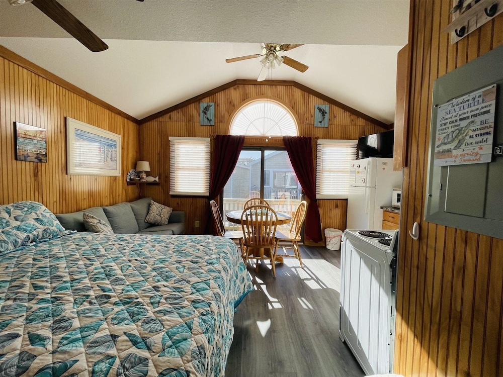 18 Foolish Endeavor Ii Studio Bedroom Condo by RedAwning