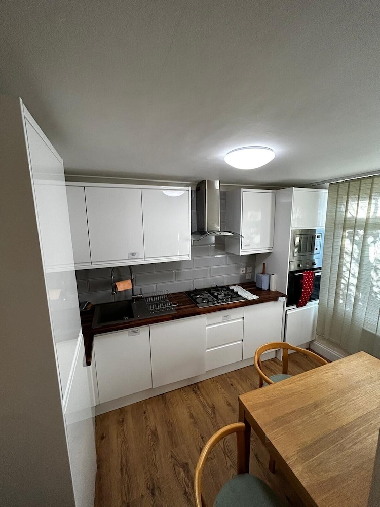 3 Bed Cottage Retreat - Private Garden & Parking