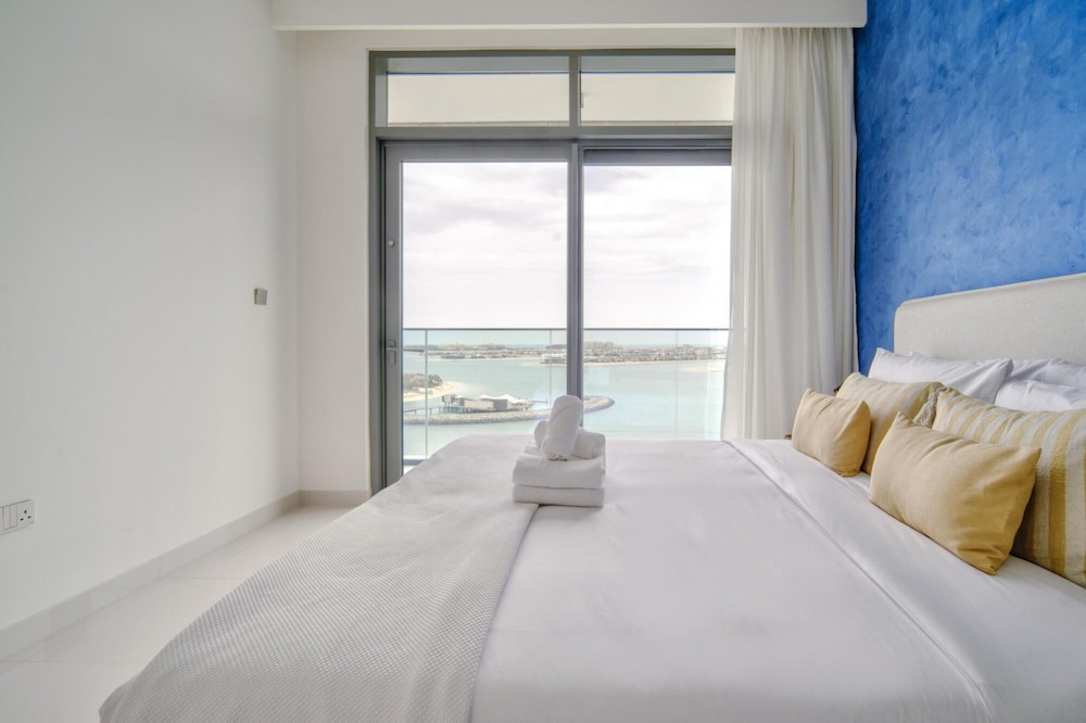 Luxury Sea View Living on Emaar Beachfront