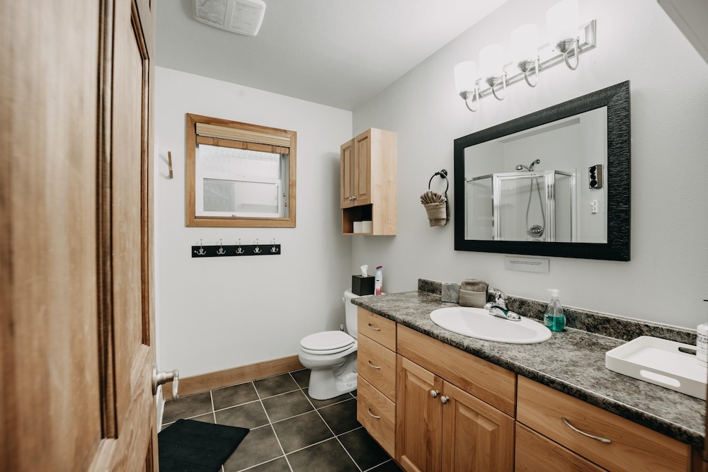 Mt Baker Rim Cabin 24 - Hot Tub, Wifi, Air Conditioning, Sleeps 8