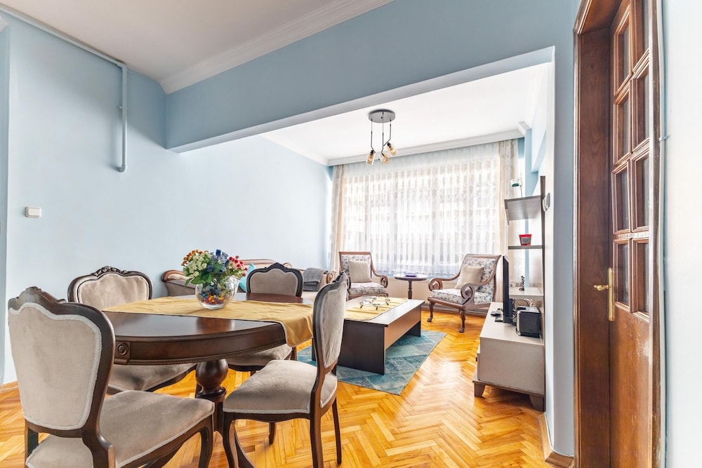 Retro Spacious Furnished Flat Near Kadikoy Marmaray