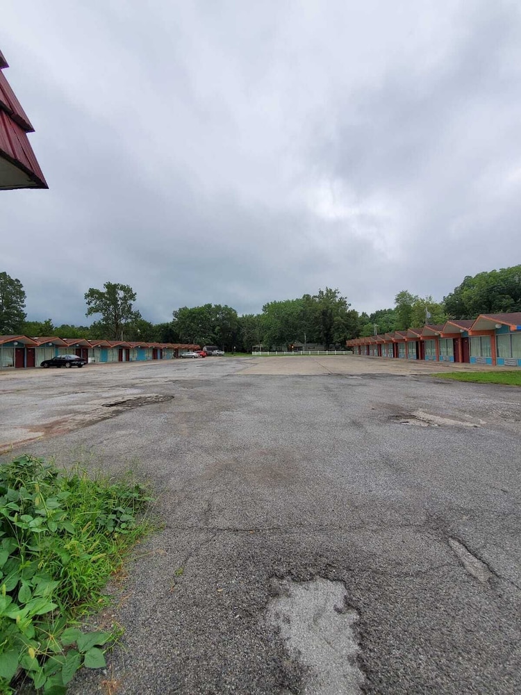 Gray Plaza Motel