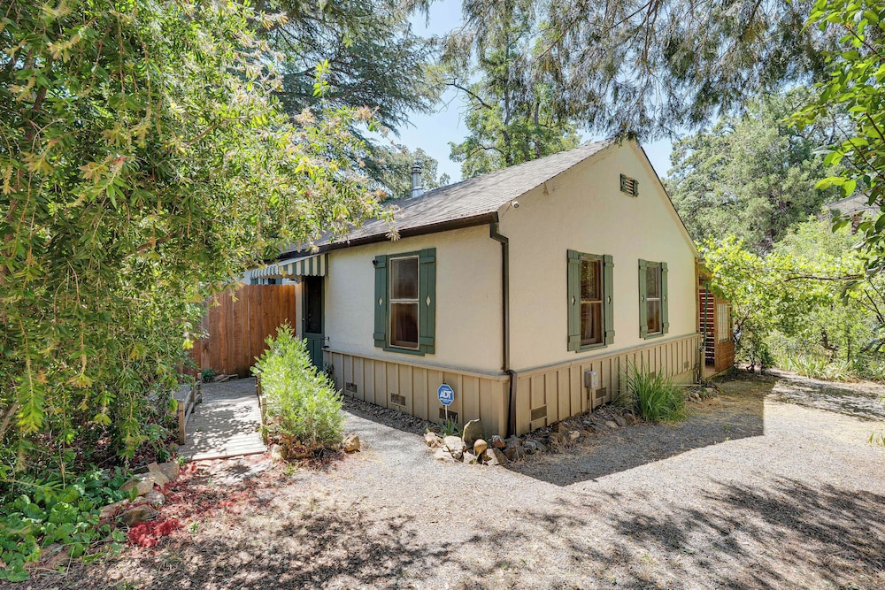 Wine Country Cottage in Historic Fiddletown!