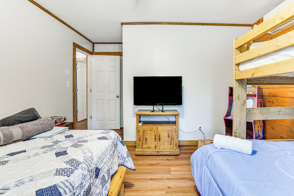 Long Pond Log Cabin w/ Hot Tub Soaks & Outdoor Fun