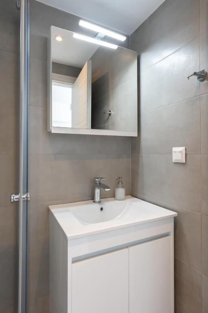 Velvet Luxury Studios in the City Center by BiNobi!