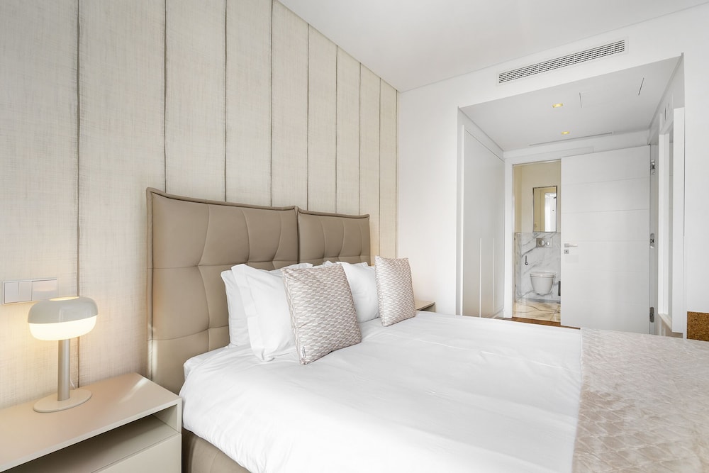 Urban Retreat: Downtown Luxury, Parking, Ac & Elevator