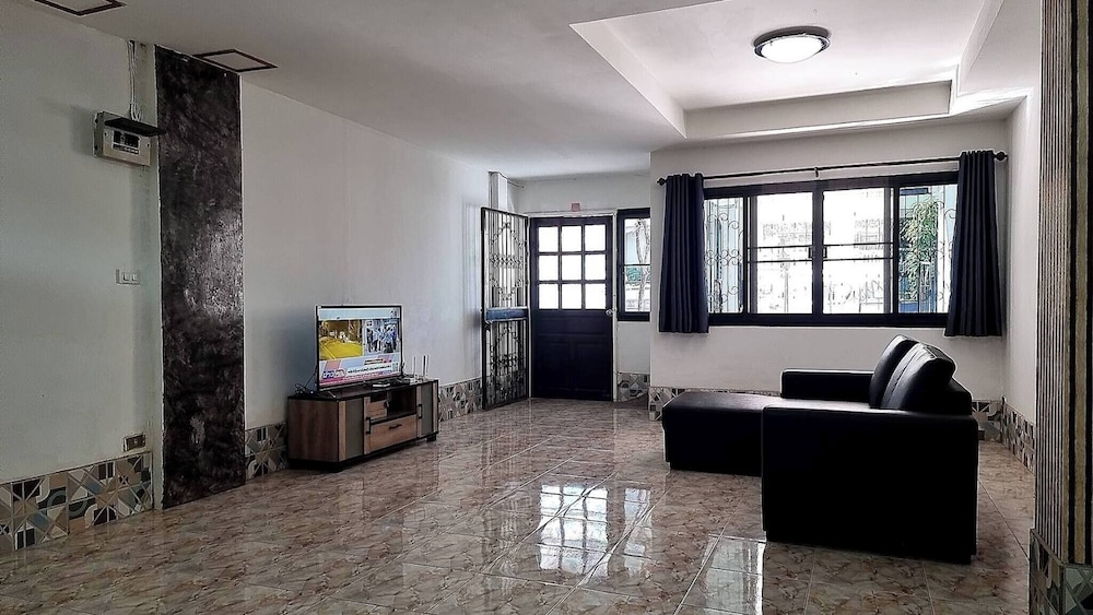 Chiang Mai Oasis 2-bedroom Home With Private Entrance & Modern Amenities