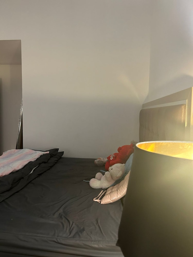 Room in Guest Room - Huge Master Room With Private Balcony