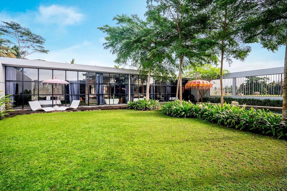 Loft Volcano by Alfred in Bali - Stylish 2 BR Loft w Pool Garden Ricefields View