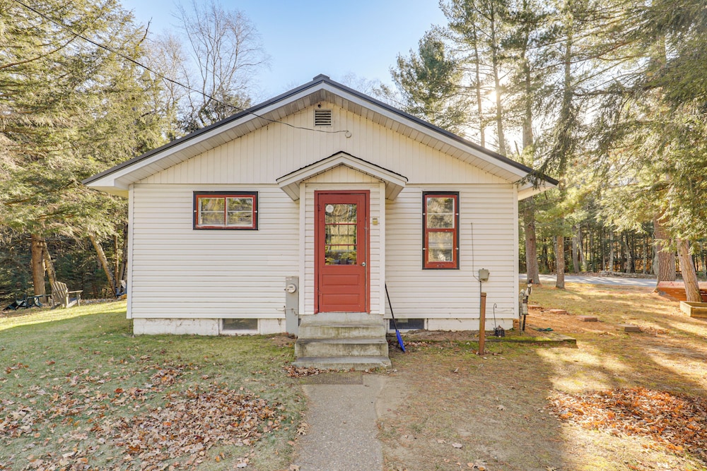 Year-round Chain of Lakes Retreat! Northwoods Home