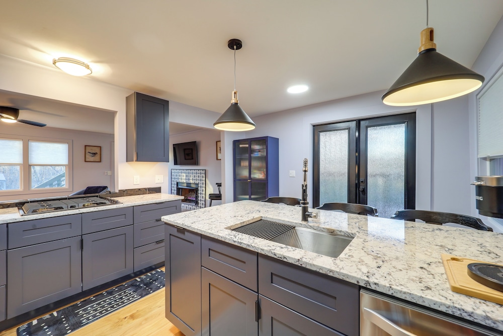 Steps to Dtwn & Fabulous Restaurants: Chic Condo