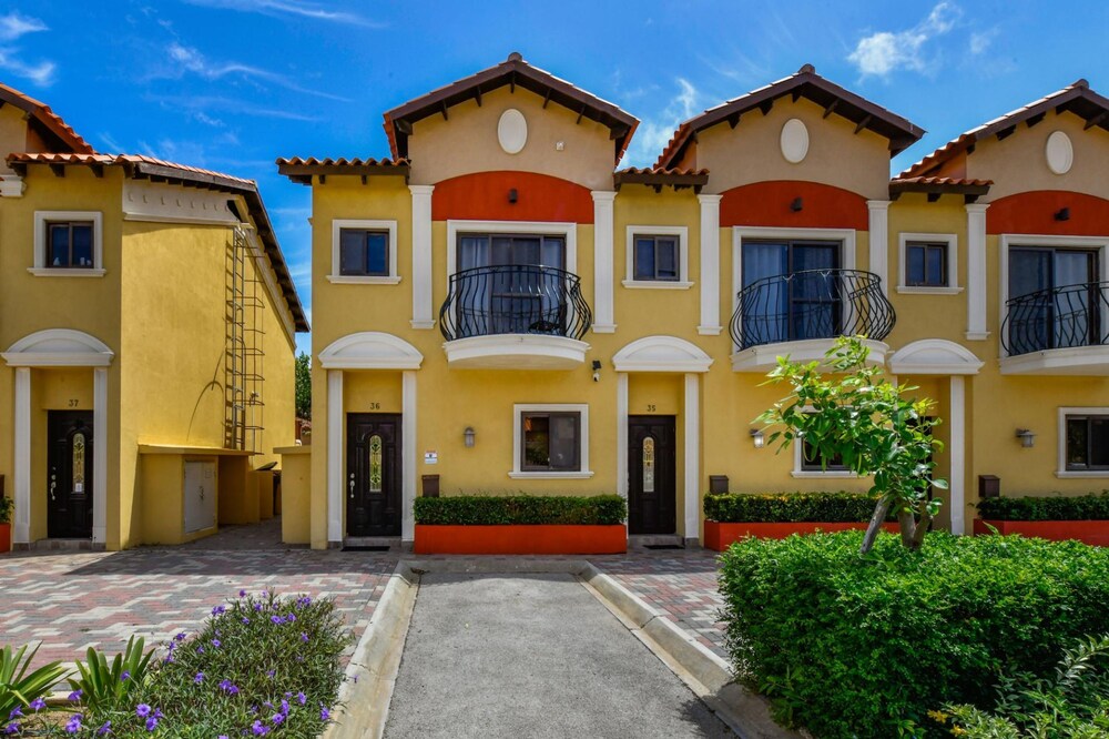 Gated Community 2br3ba Gold Coast Pools GYM