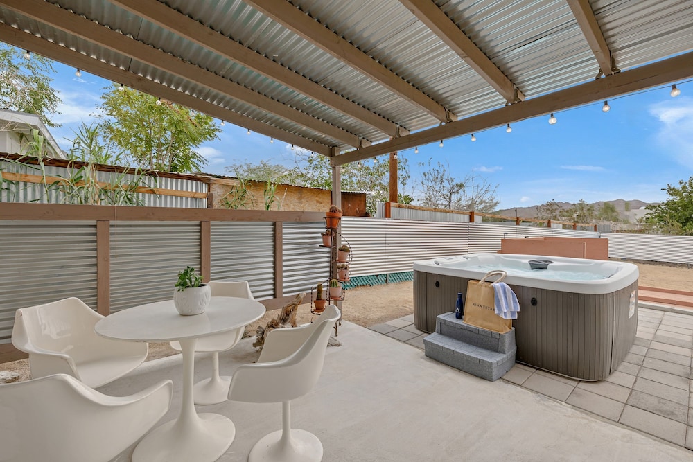 Fable by Avantstay 2 Unique Spaces w Bowling Hot Tub Fire Pit Large Yard