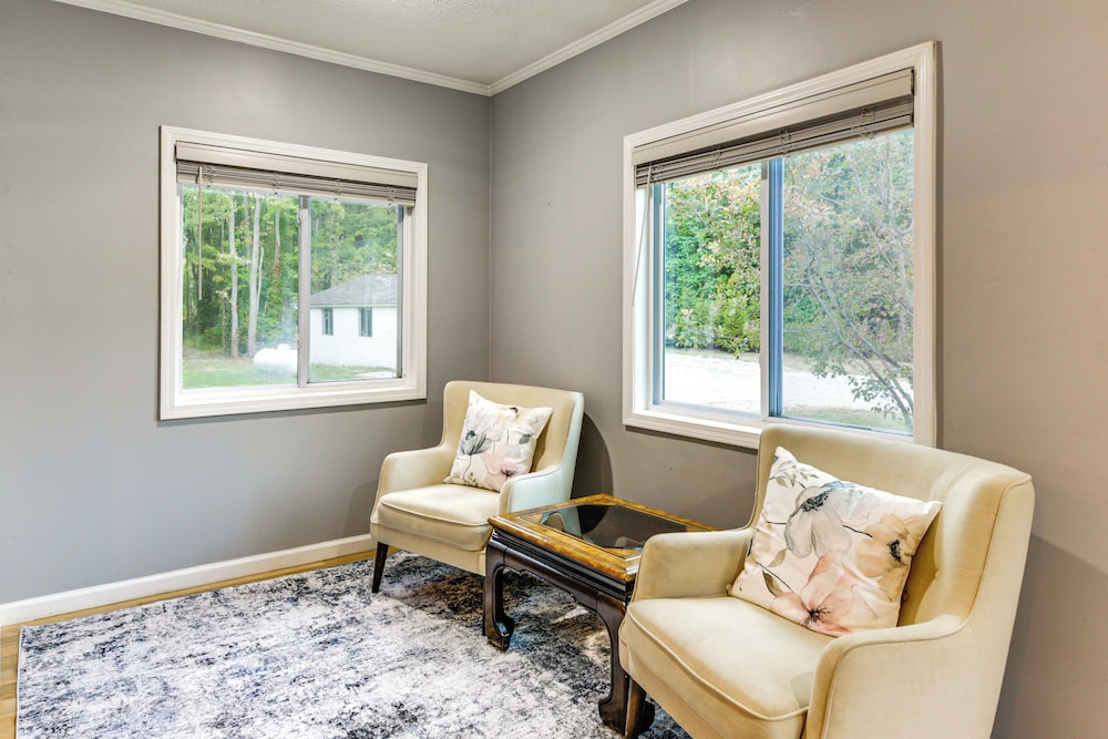 Large Yard w/ Pond: Family Retreat in New Albany!