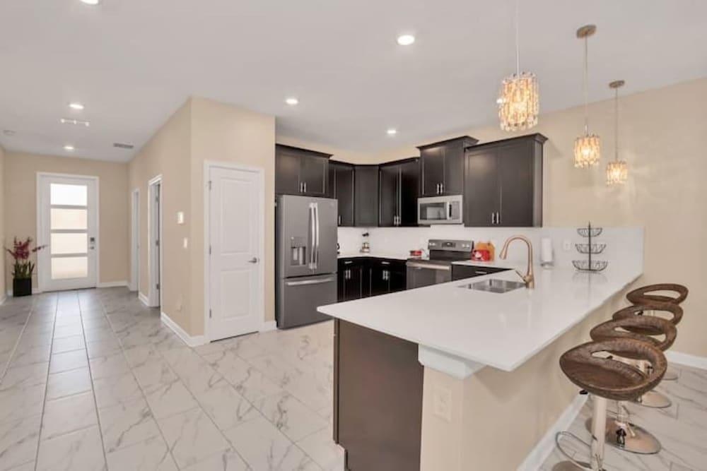 Spacious 8BR Villa Poolside Luxury Fun for 20