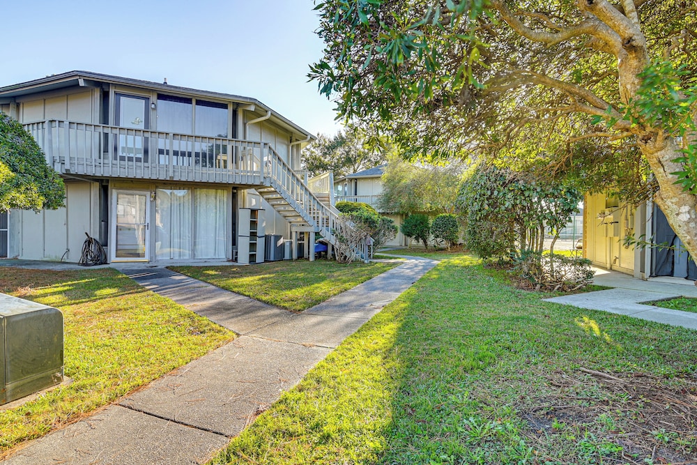 7 Mi to Ocean: Myrtle Beach Condo w/ Deck