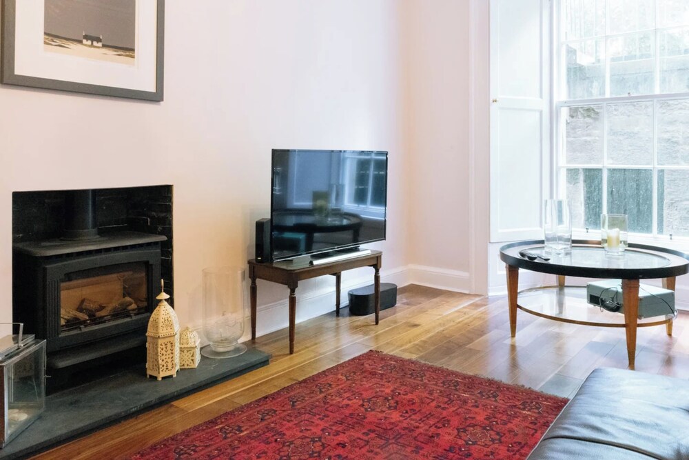 Spacious & Welcoming 2BD Flat - Edinburgh view 4