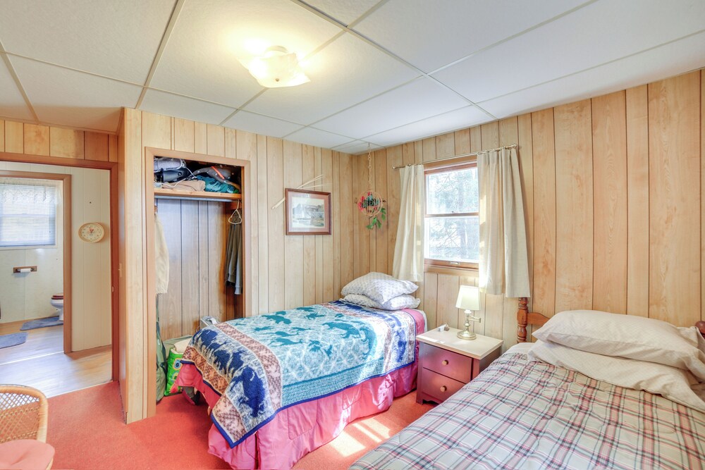 Dock & Fire Pit: Lakefront Cottage in Gould City!