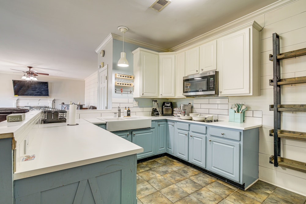 Residential Cul-de-sac: Suburban Memphis Hideaway!