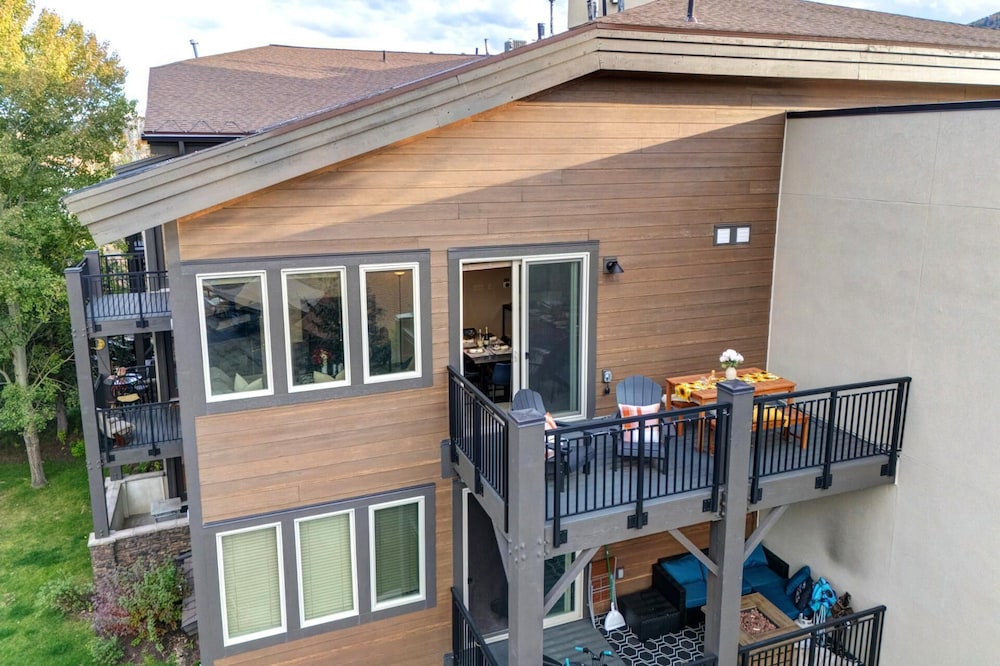 KBM Resorts Crestview Condos Spacious Condo Near Olympic Park With gas Fireplace, Year-round Pool, hot Tub, City Wide Shuttle Access. Cvc-308b