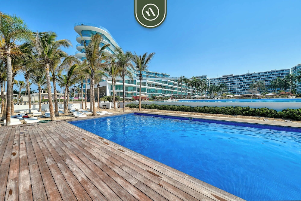 Beachfront 3BR Condo - Pool - Beach Club