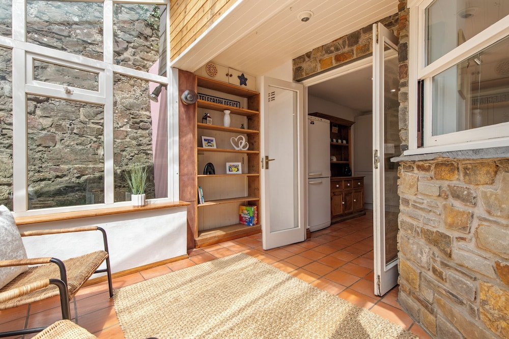 The Old Cottage - Central Location Near the Beach