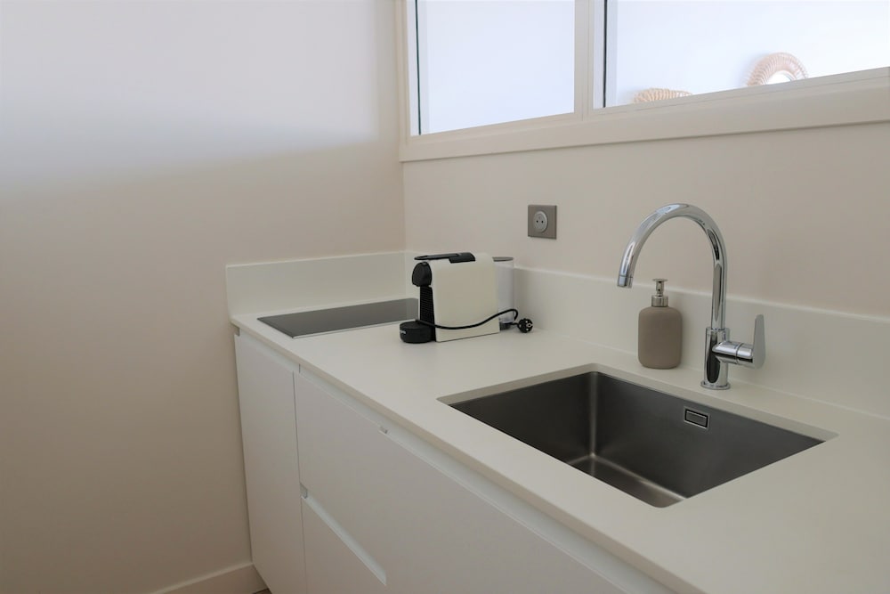 LES SUITES DU PORT by Le Saint Ferdinand
