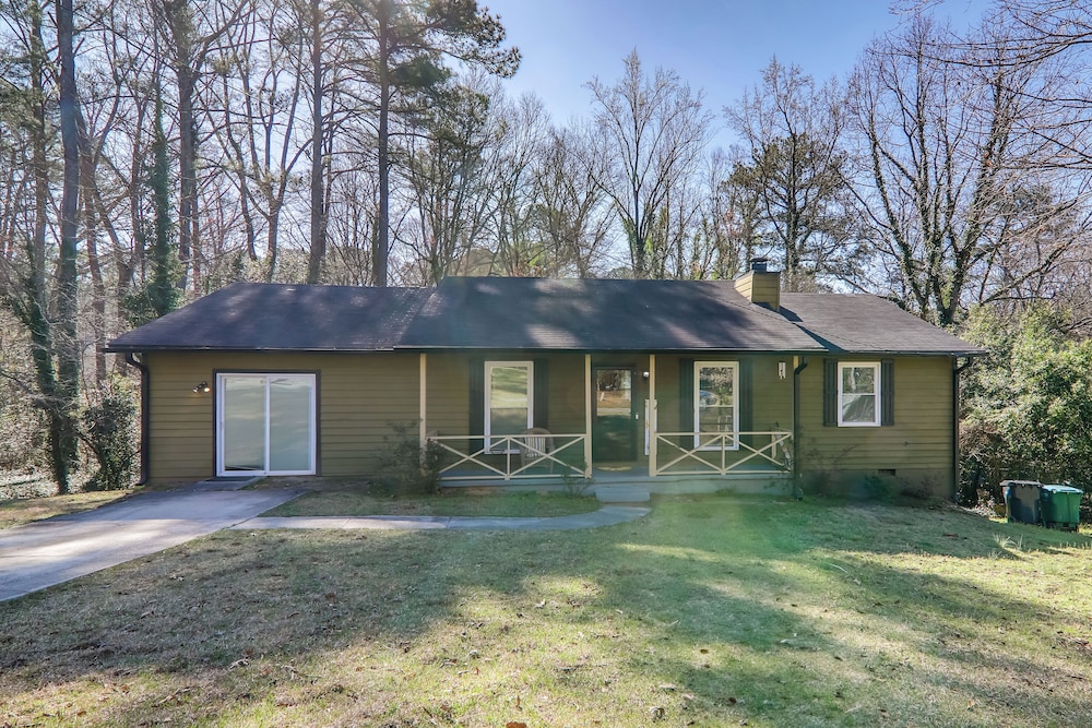 6 Mi to Stone Mtn Park: The Forrest Home w/ Deck