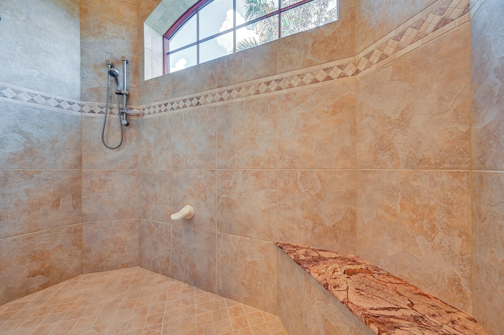Waterfront Stunner: Effortless Elegance in Naples!