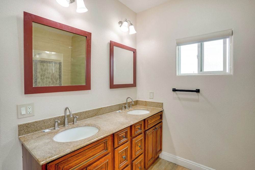 Explore the OC Coast! Midway City Home w/ Yard