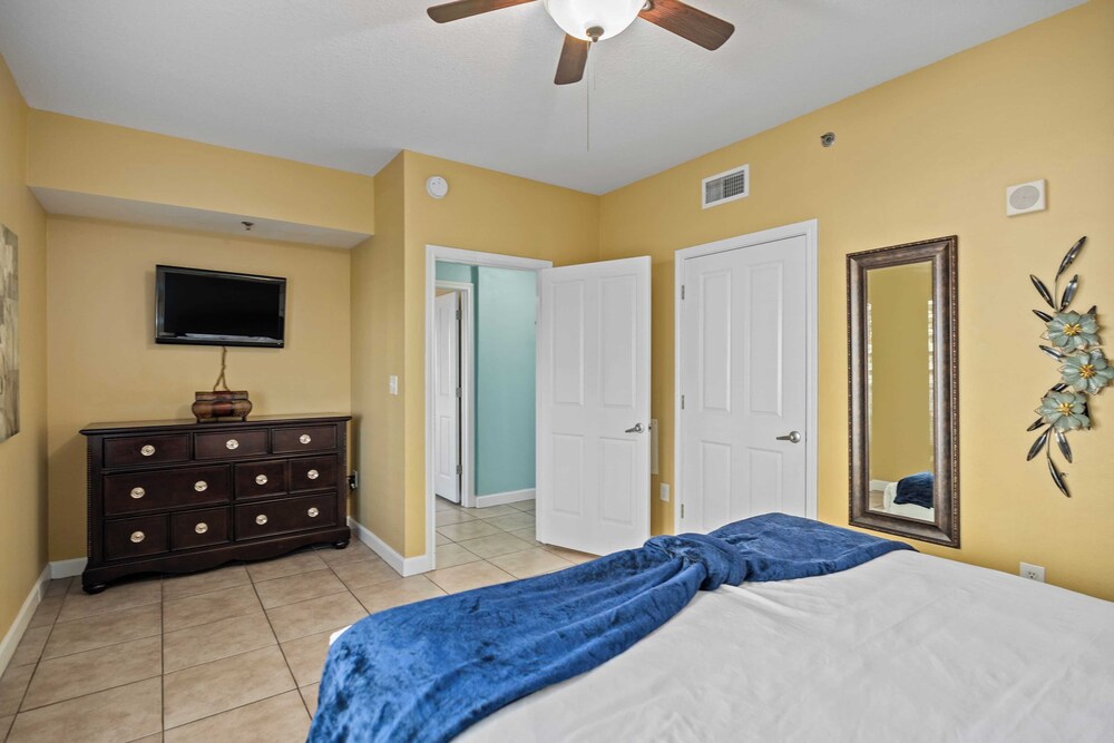 Relax at Panama City Beach Balcony, Parking, Walk to Dining