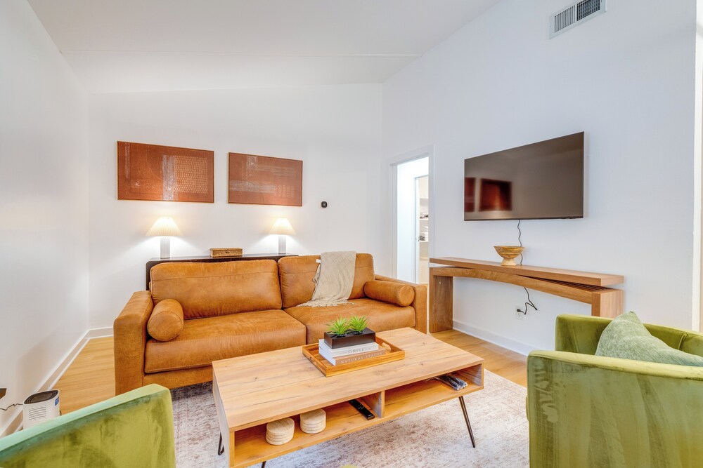Walk to UT Austin! Charming Duplex w/ Game Room
