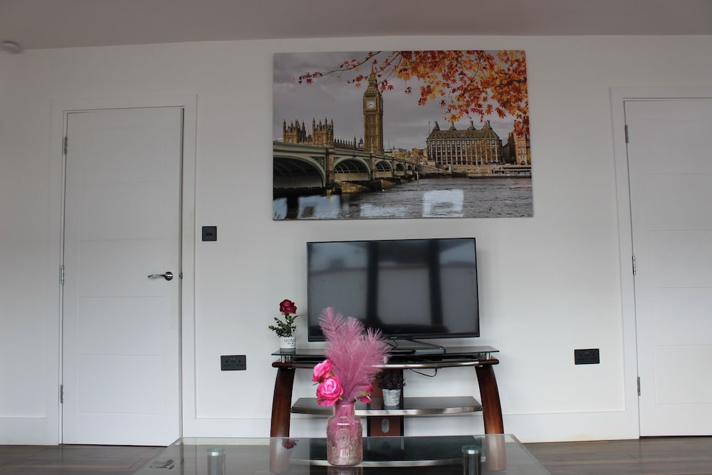 Contemporary 2 bed House With Parking