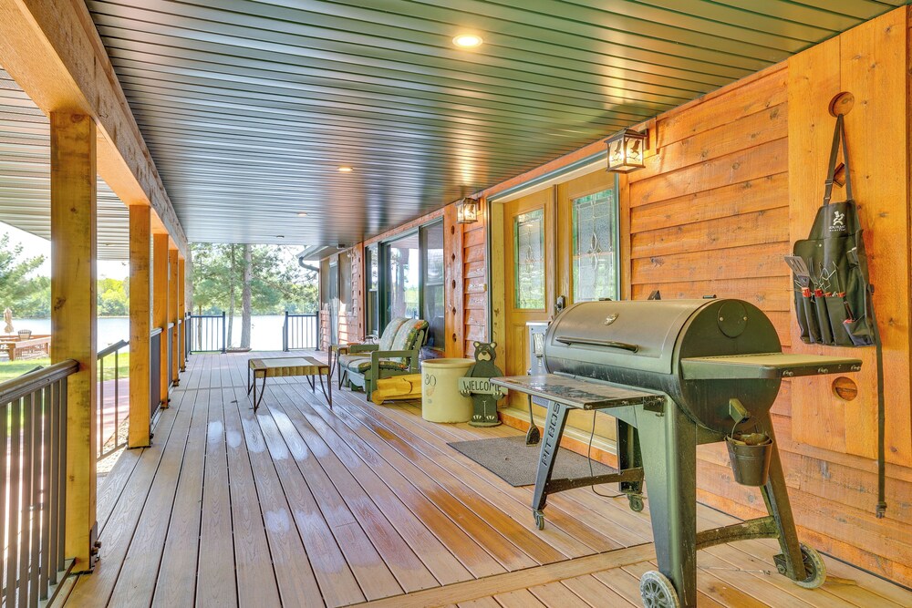 Gorgeous Lake Arbutus Getaway w/ Dock & Boat House